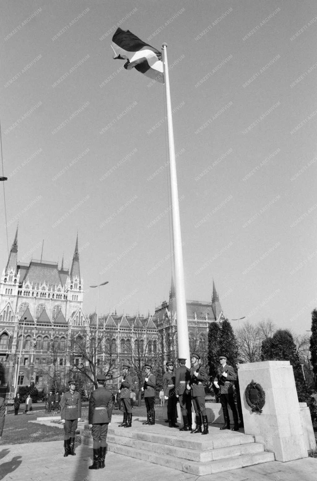 Belpolitika - Az állami zászló felvonása