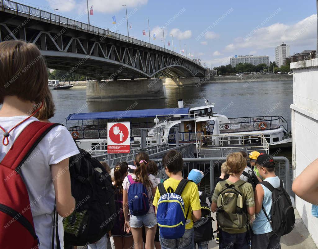 Közlekedés - Budapest - Hableány BKK hajó