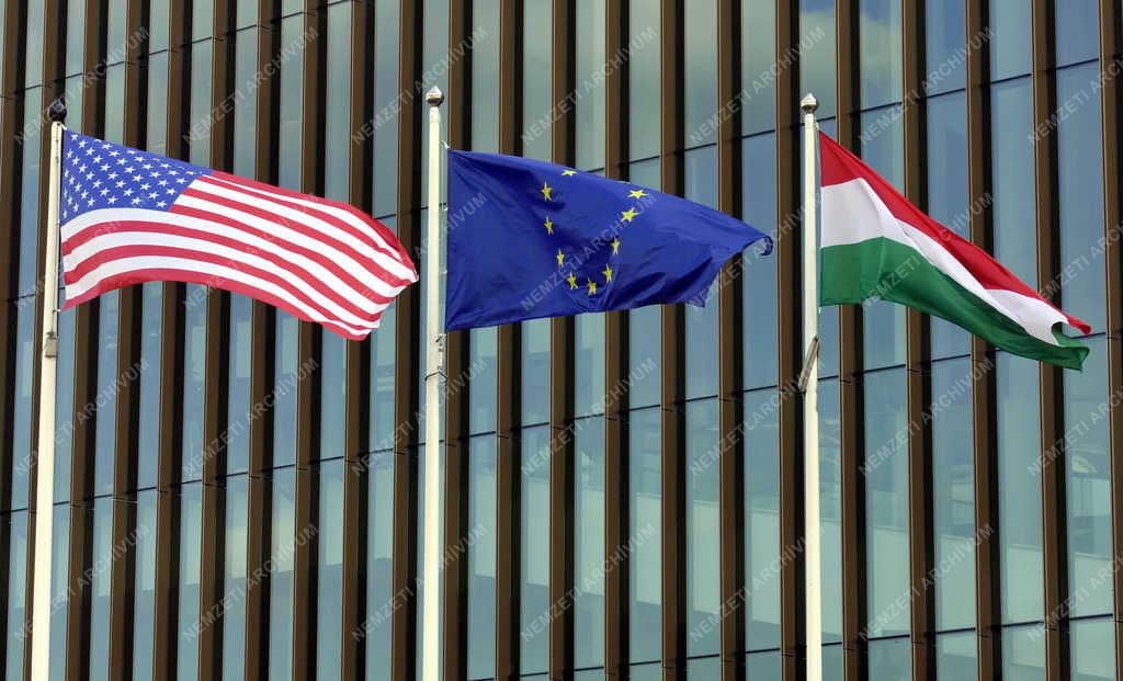 Jelképek - Budapest - Lobogók lengenek a Müpa épülete előtt