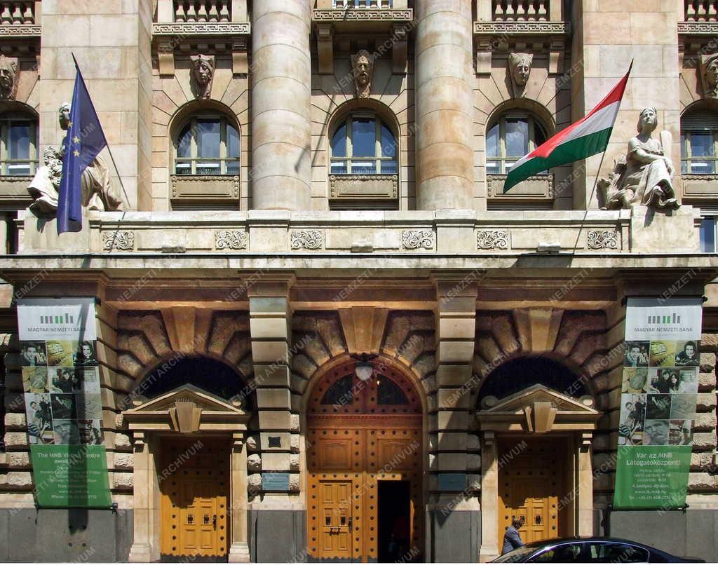 Gazdaság - Pénzintézet - A Magyar Nemzeti Bank épülete 
