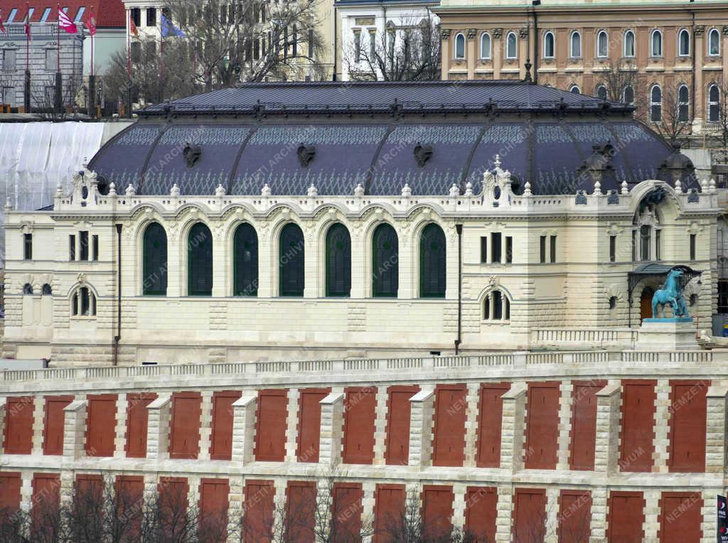 Városkép - Budapest - Megújult várfal a budavári Lovardánál