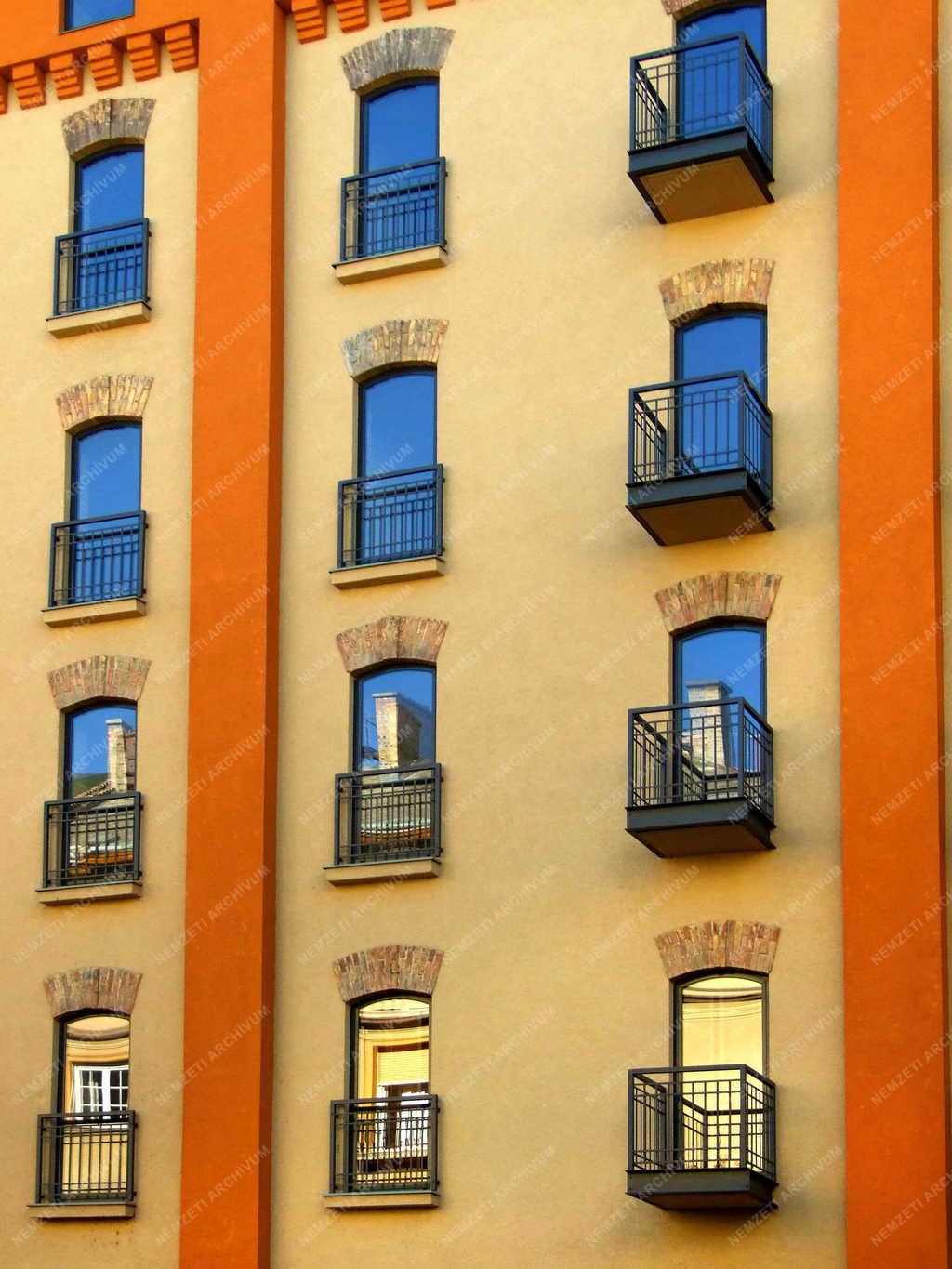 Budapest - A megfiatalított Ferencváros érdekes társas lakóház