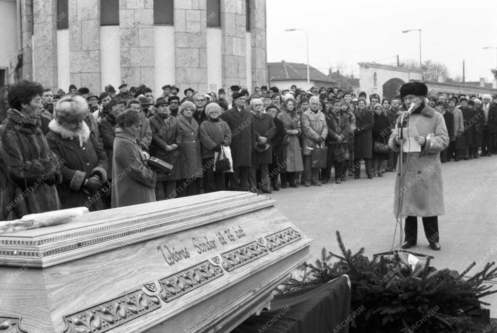 Temetés - Weöres Sándor búcsúztatása a Farkasréti temetőben
