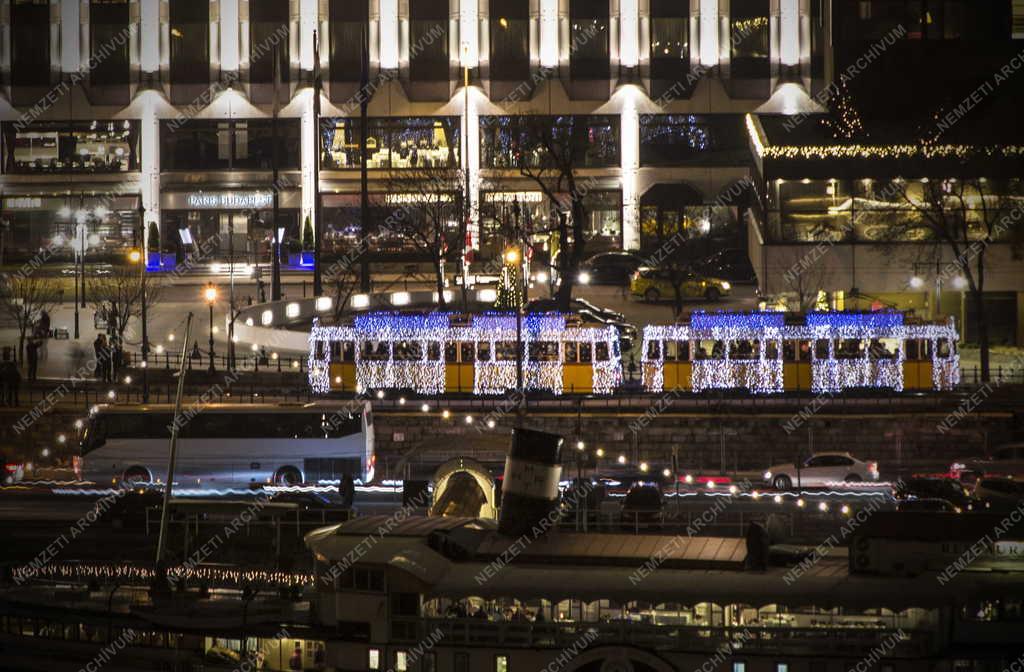 Közlekedés - Budapest - Karácsonyi fényvillamos