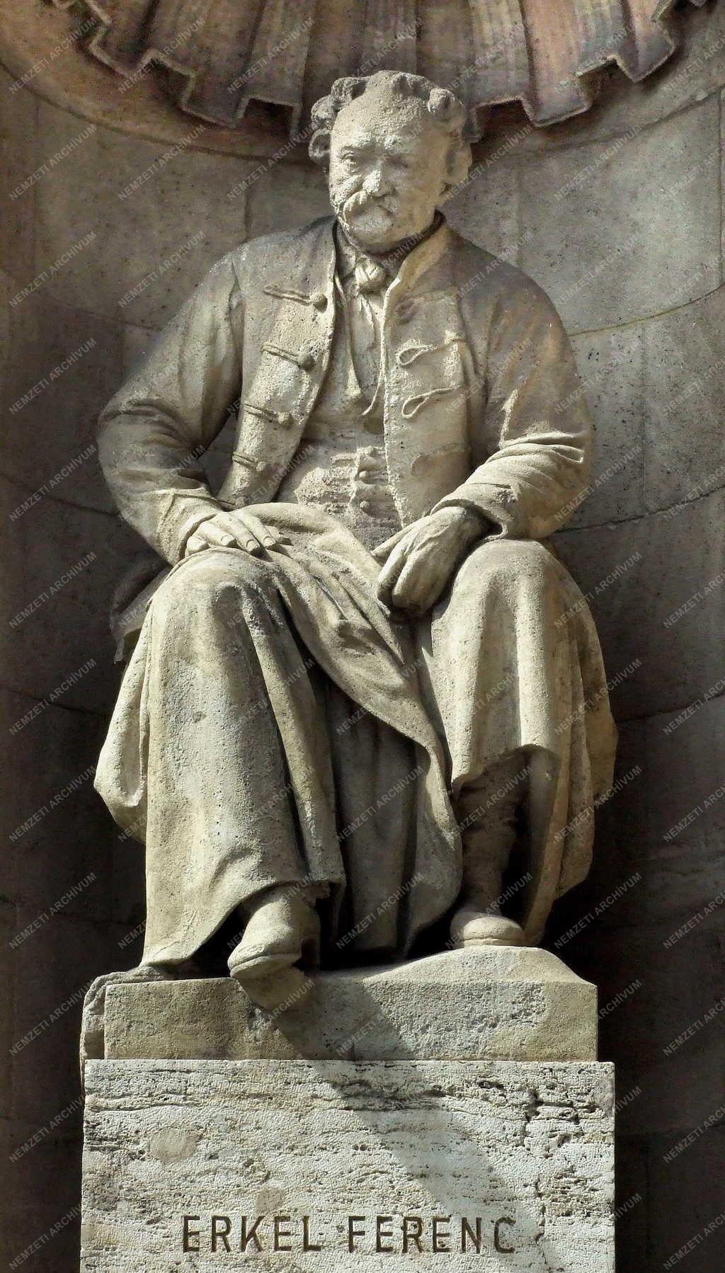 Erkel Ferenc zeneszerző szobra