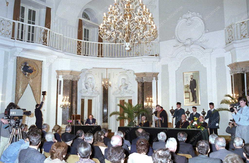 Külpolitika - H. D. Genschert díszdoktorrá avatják