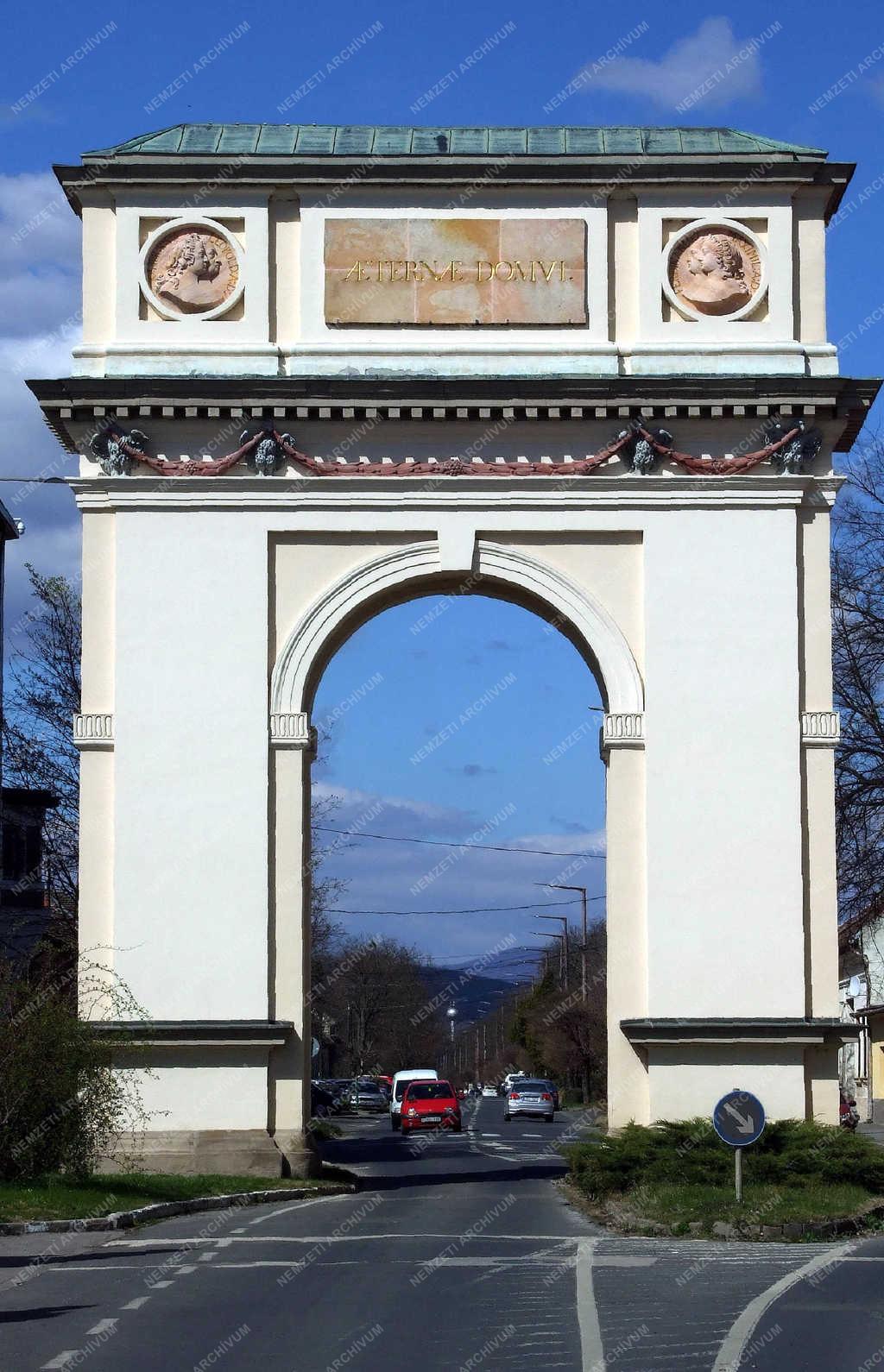 Emlékmű - Vác - A Diadalív