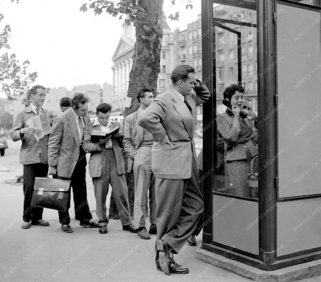 Életkép - Sorbanállás a telefonfülke előtt