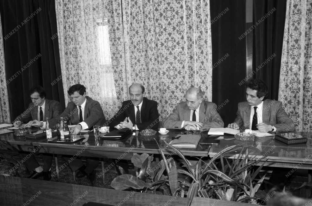 Párt - Az MSZMP és az MSZDP megbeszélése