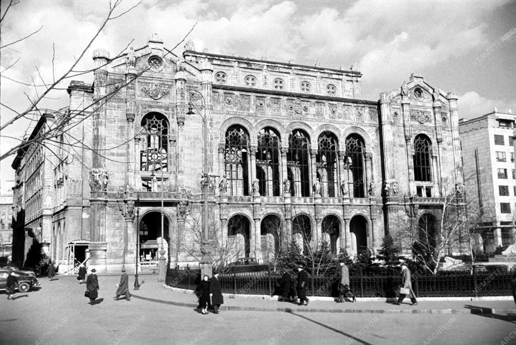 Építészet - Életveszélyes a Vigadó épülete