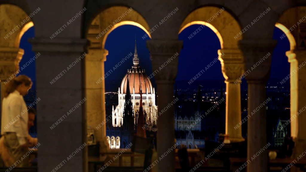 Budapest - Középület - Esti fényben a Parlament kupolája