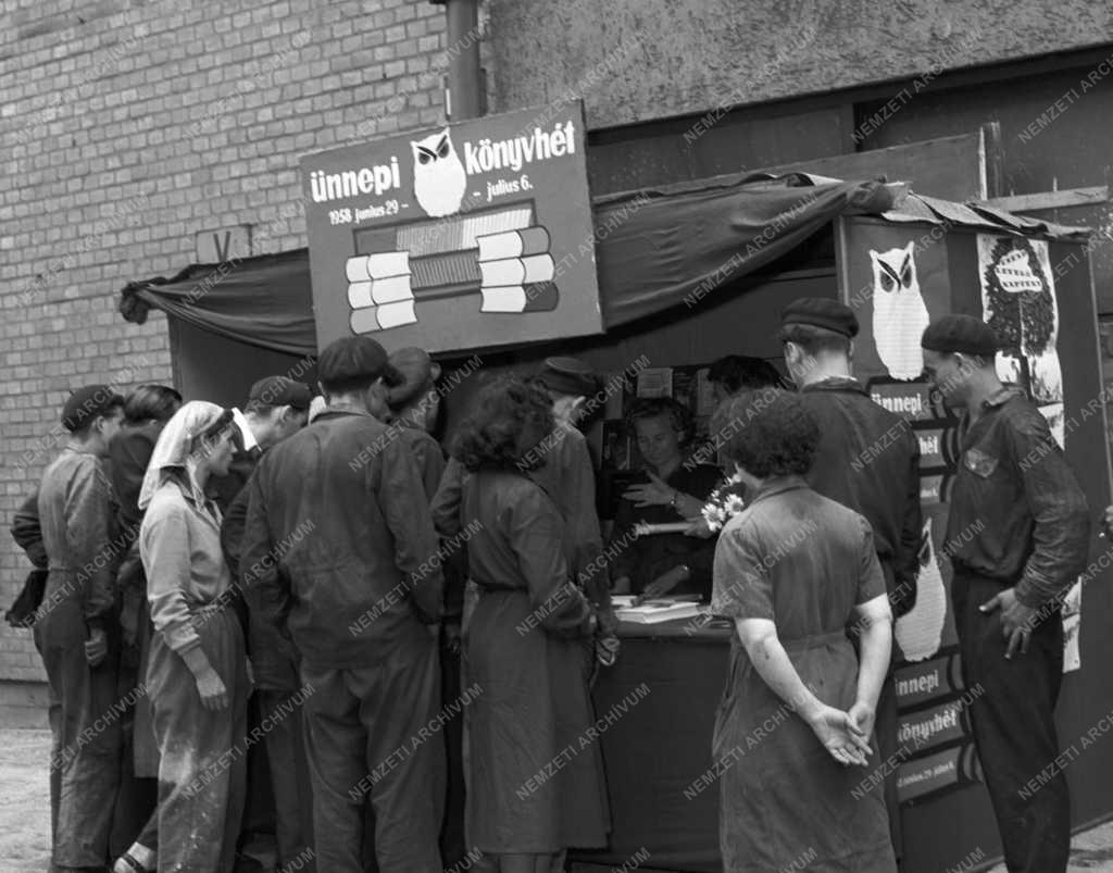 Ünnepi könyvhét a MÁVAG-ban