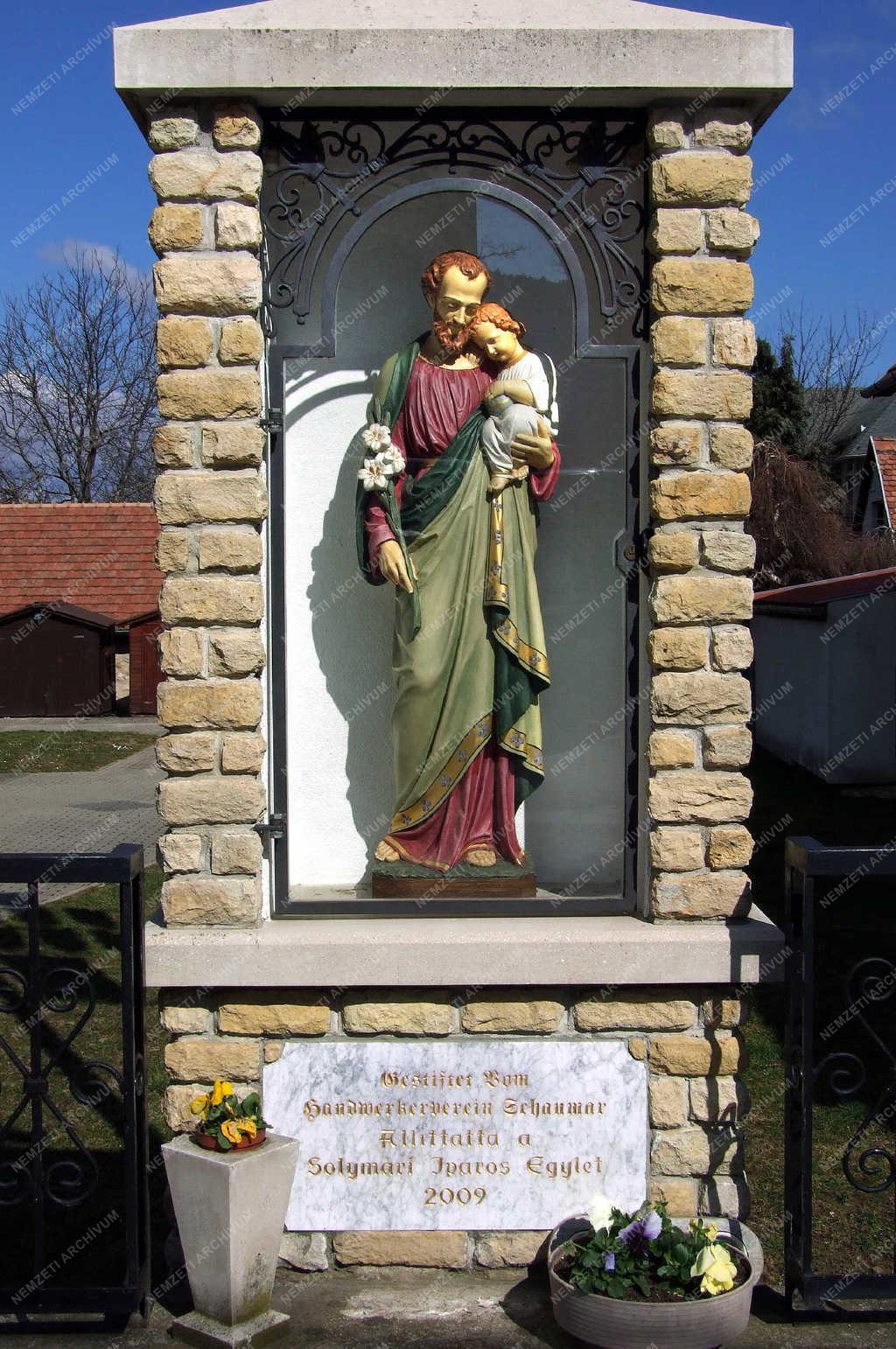 Köztéri szobor - Solymár - Szent József a kis Jézussal a település Templom terén