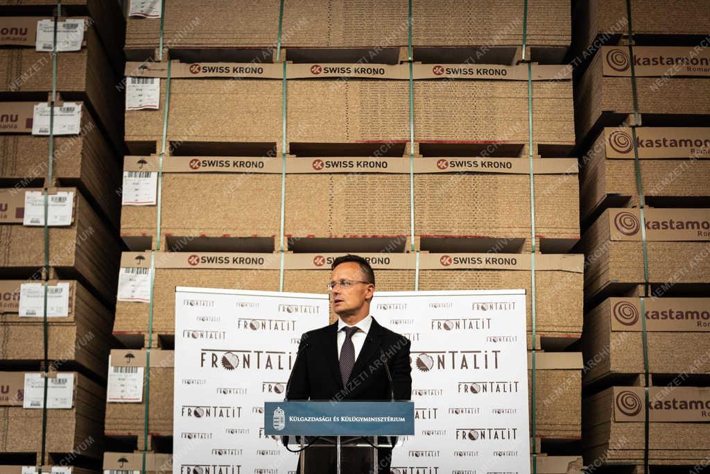 Szijjártó Péter a vásárosnaményi Frontalit Kft. támogatási okiratának átadásán