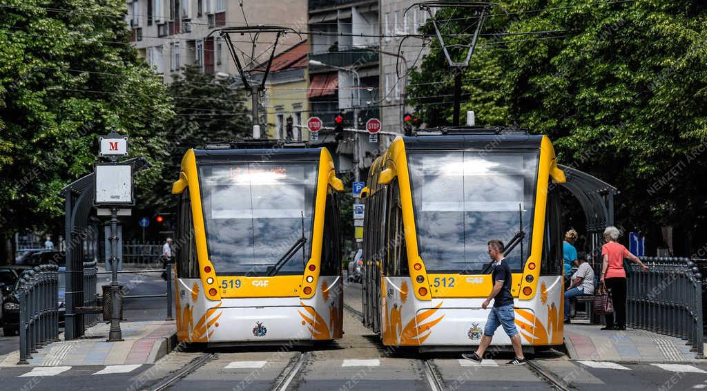 Közlekedés - Debrecen - Villamos a Petőfi téren