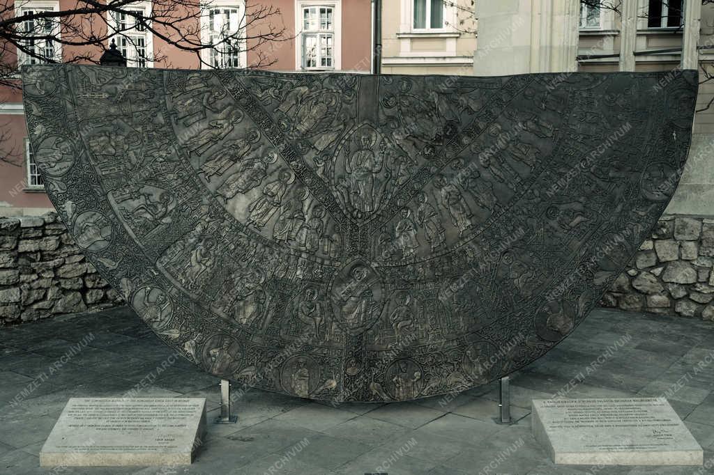 Műalkotás - Budapest - A koronázási palást dombormű