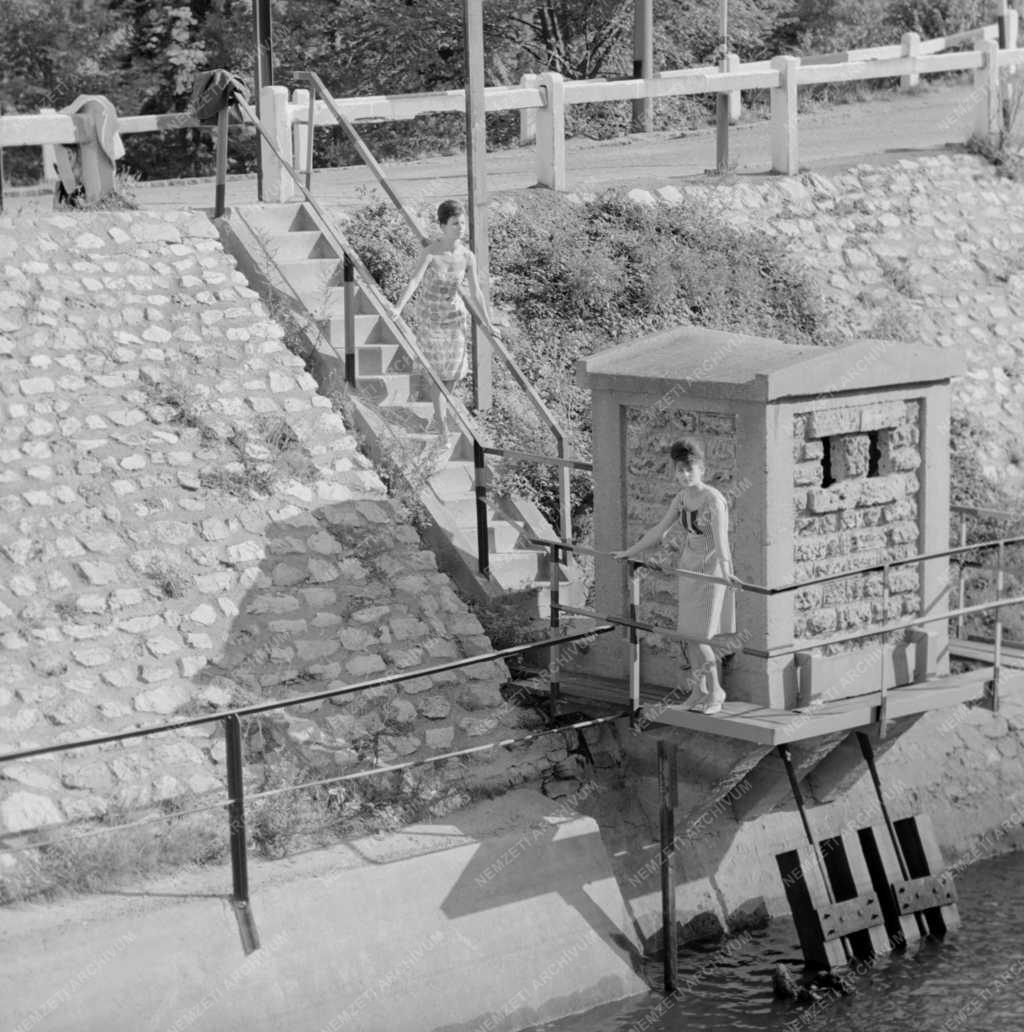 Divat - Ruhabemutató a Pesti Divat című lapnak
