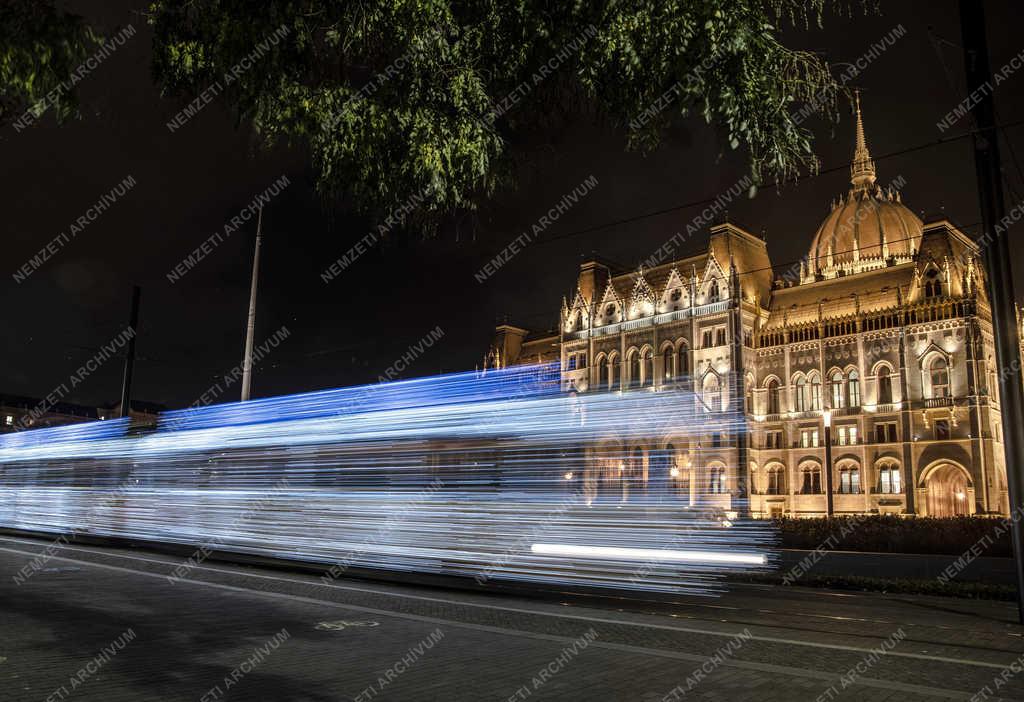 Közlekedés - Budapest - Karácsonyi fényvillamos