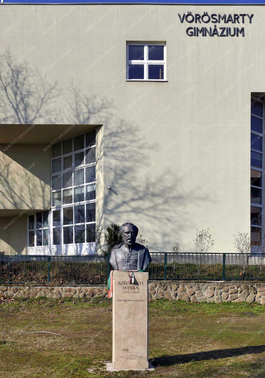 Városkép - Érd -  Széchenyi István szobor a Vörösmarty Mihály Gimnázium előtt