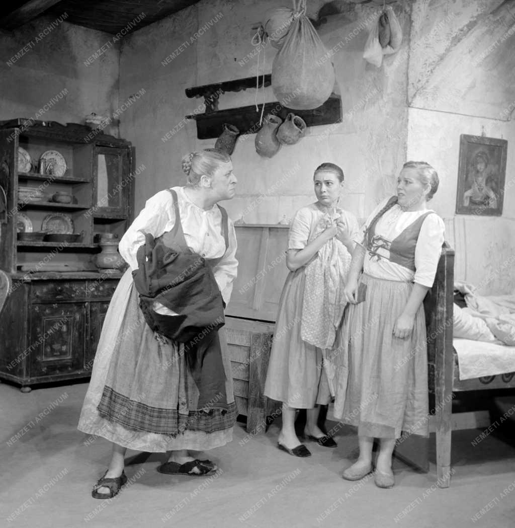 Kultúra - Színház - Illyés Gyula: Tűvé-tevők