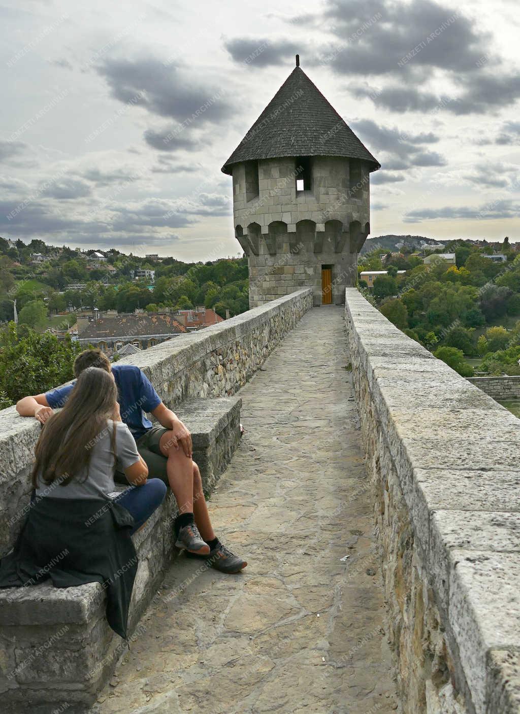  Turizmus - Budapest - Külföldi fiatalok városnézésen