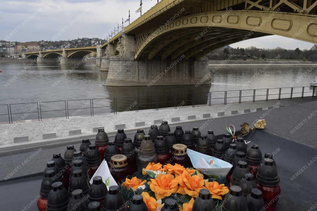 Emlékezés - Budapest - Hableány áldozatainak emlékműve  
