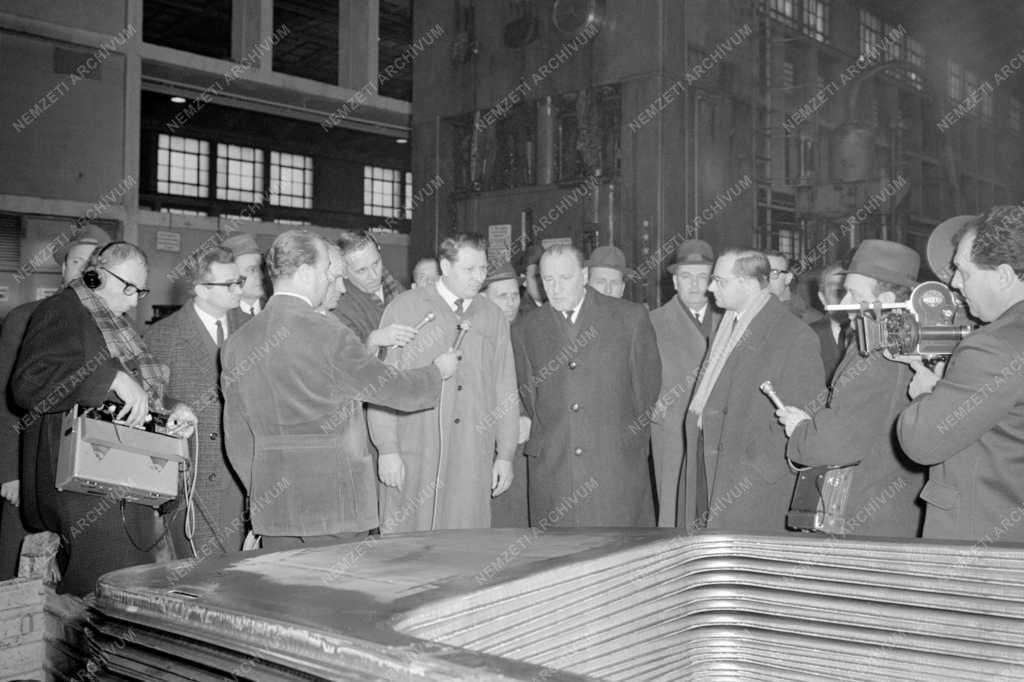 Belpolitika - Kádár János az Ikarus Gyárban