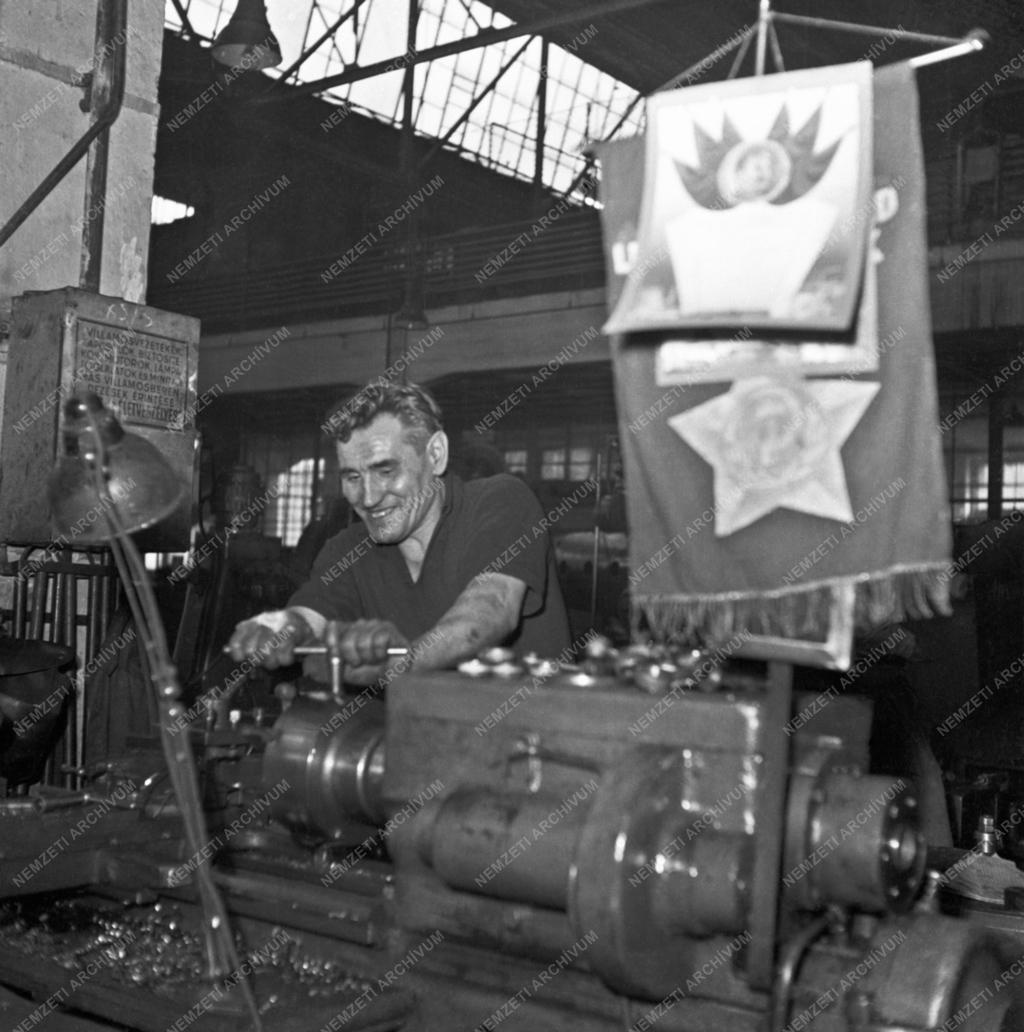 Gazdaság - Ipar - Weiss Manfred gyár