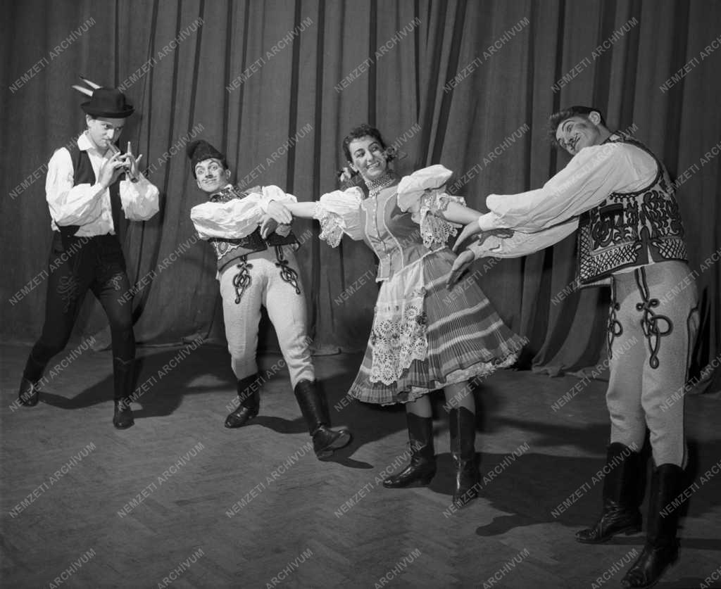 Kultúra - Néptánc - Vadrózsa Népi Együttes