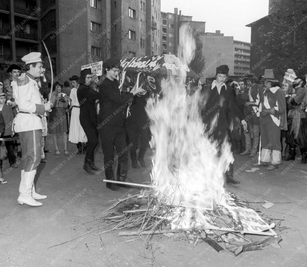 Oktatás - A Műszaki Egyetem végzőseinek vidám ballagása