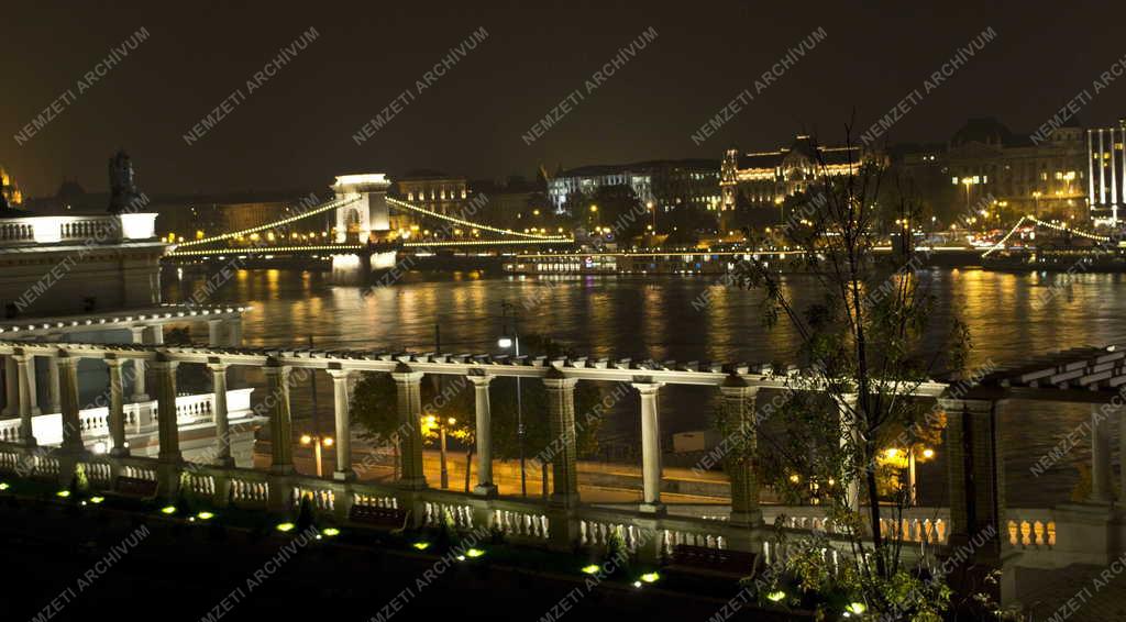 Műemlék - Budapest - A Várkert Bazár esti kivilágításban