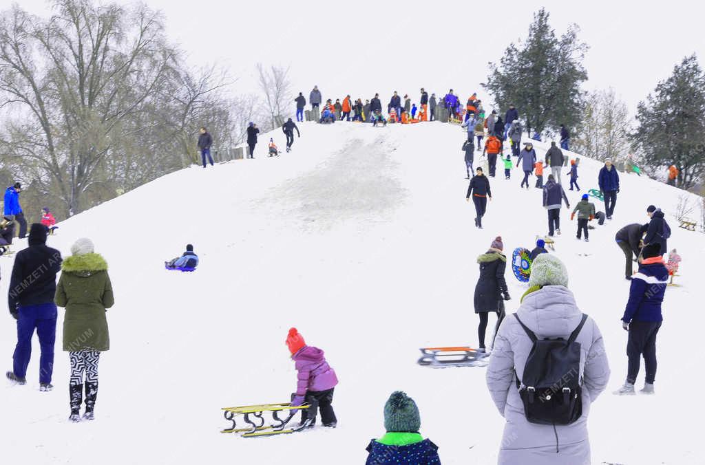 Időjárás - Debrecen - Szánkózás márciusban 