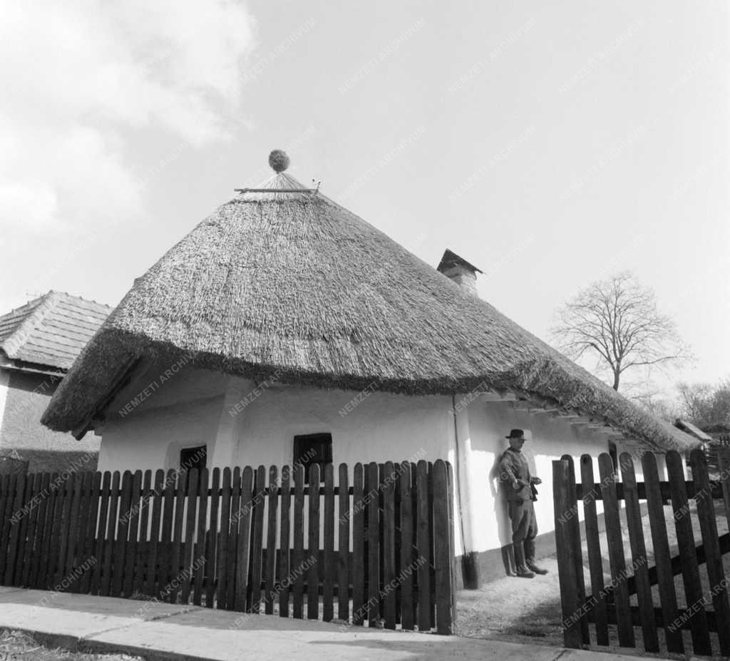 Kultúra - Népi építészet - A felújított tardi üstökös ház