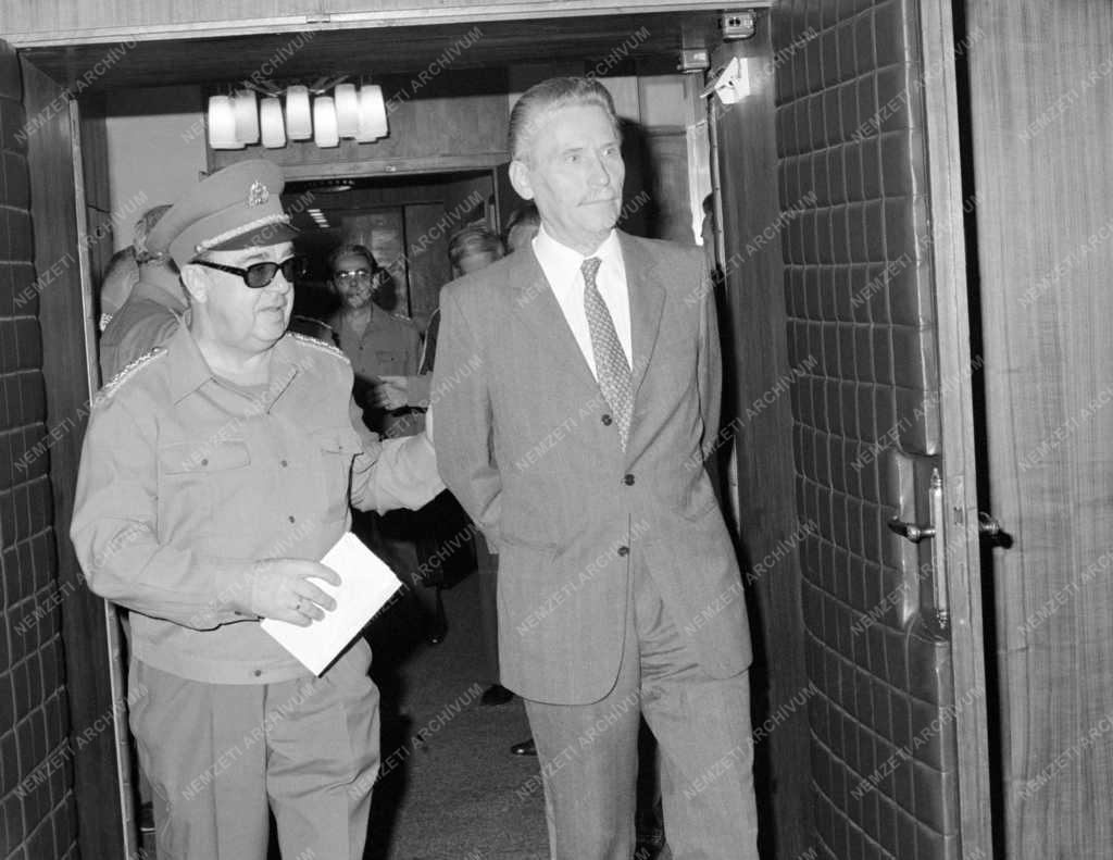 Fegyveres erők - Lázár György a Honvédelmi Minisztériumban
