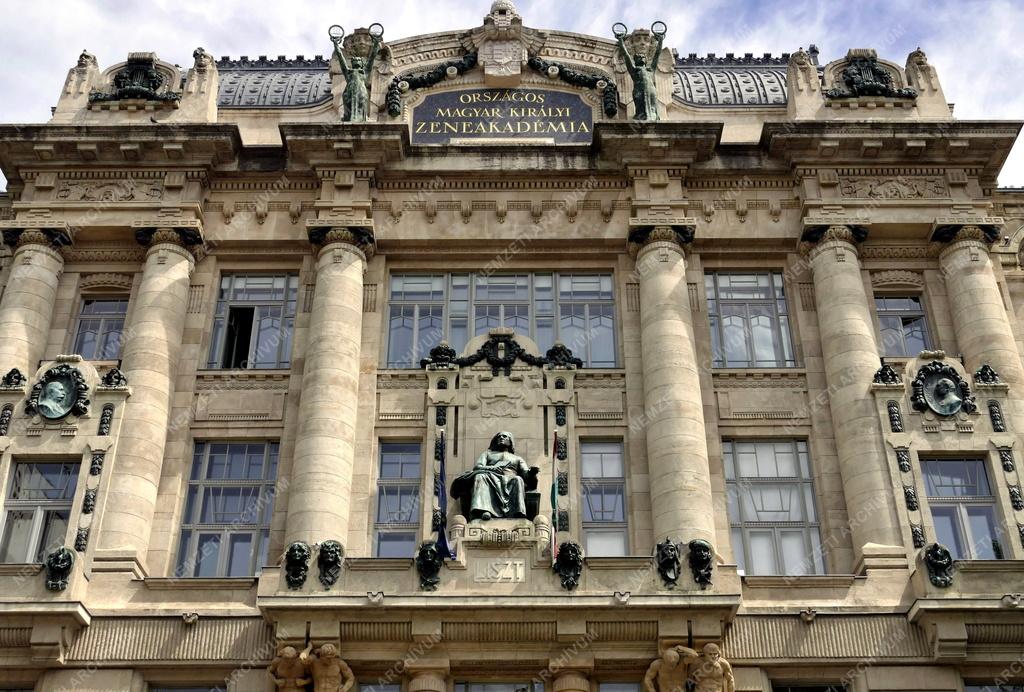 Kultúra - Budapest - Liszt Ferenc zeneszerző szobra a Zeneakadémián