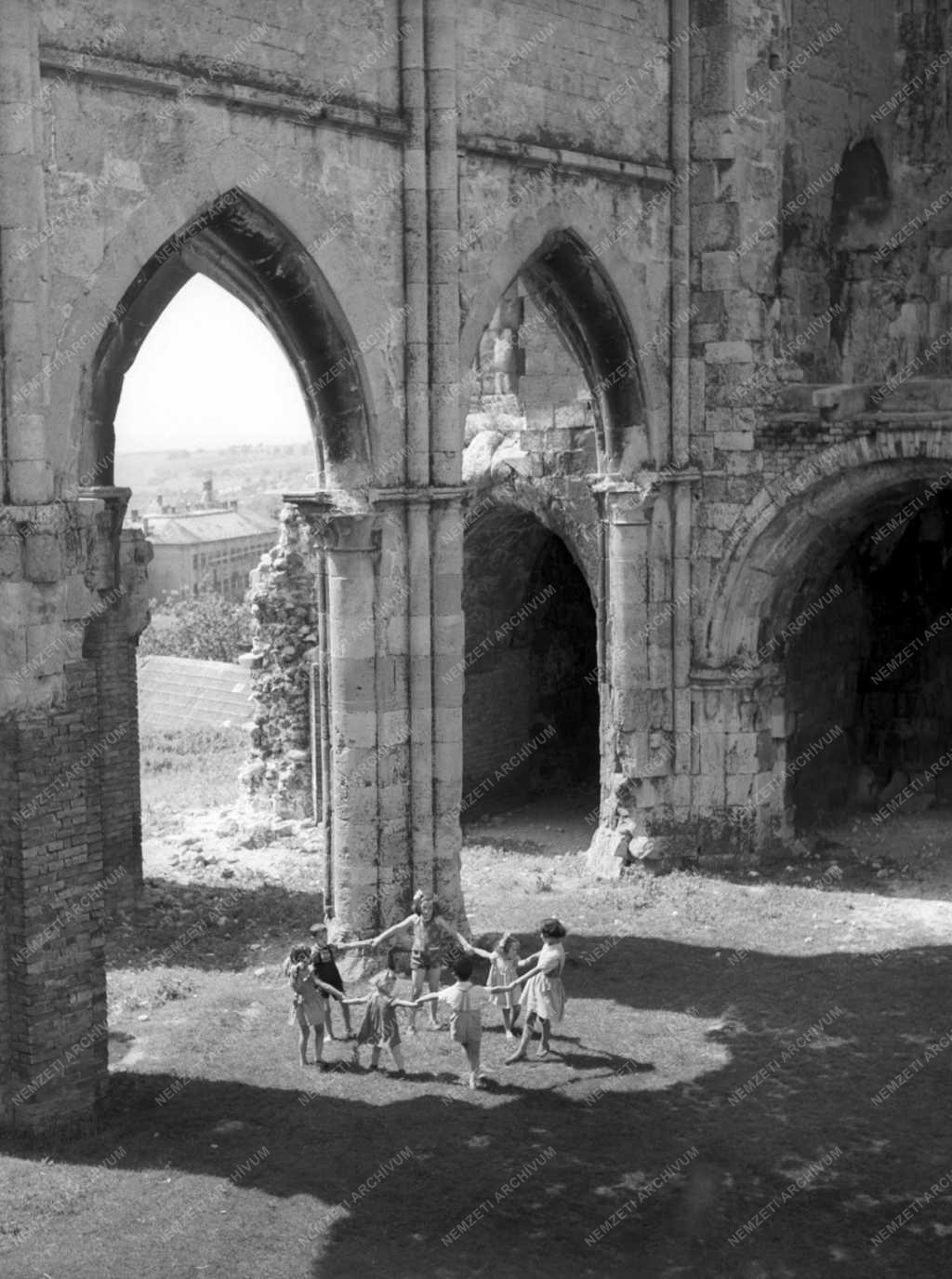 Műemlék - A zsámbéki templomrom