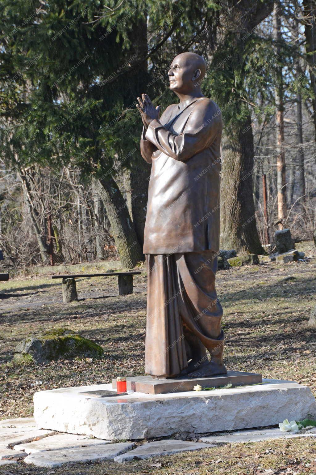 Műalkotás - Pilisszentkereszt - Dobogókő – Sri Chinmoy szobra