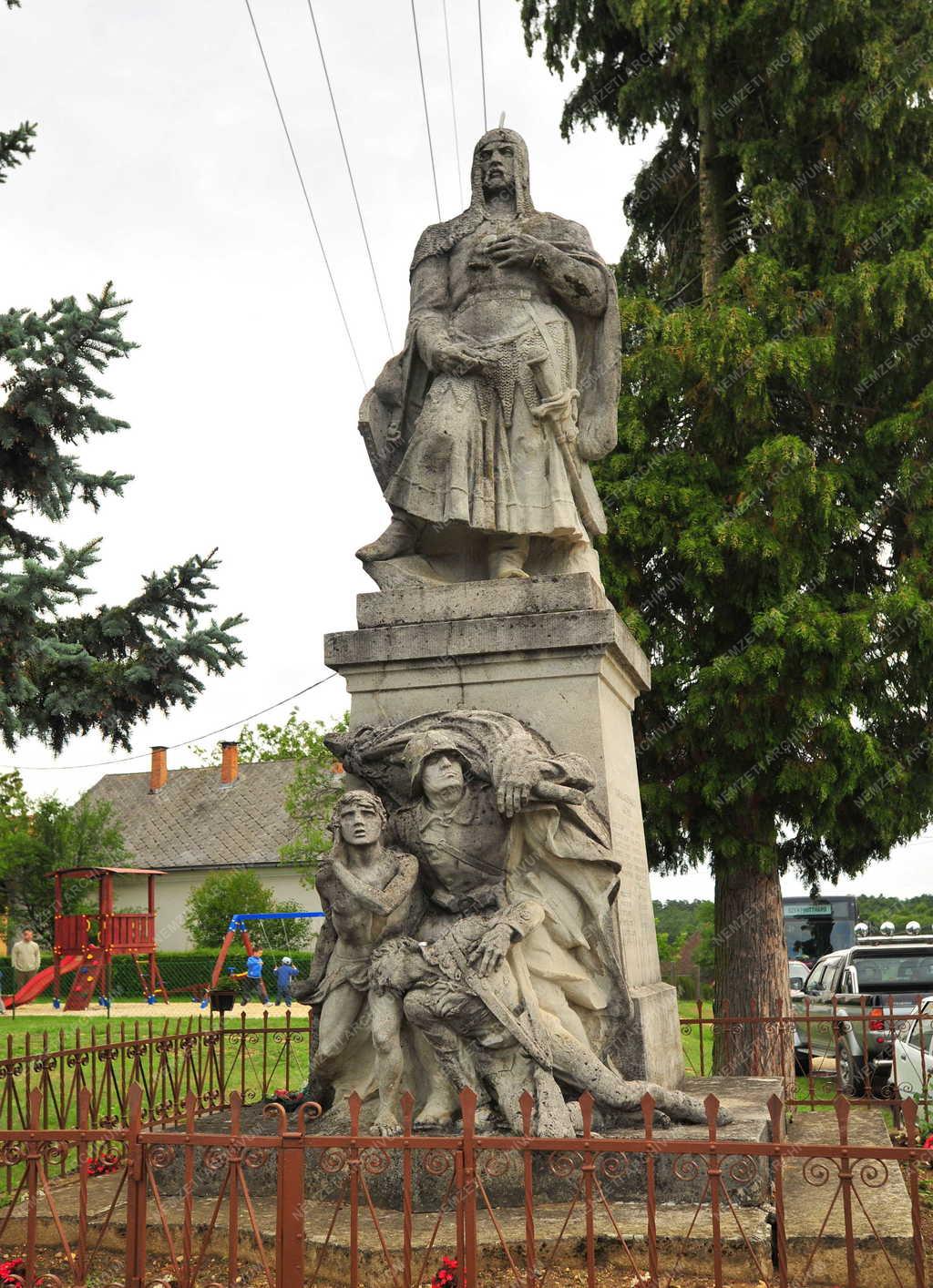 Emlékmű - Világháborús emlékmű Apátistvánfalván