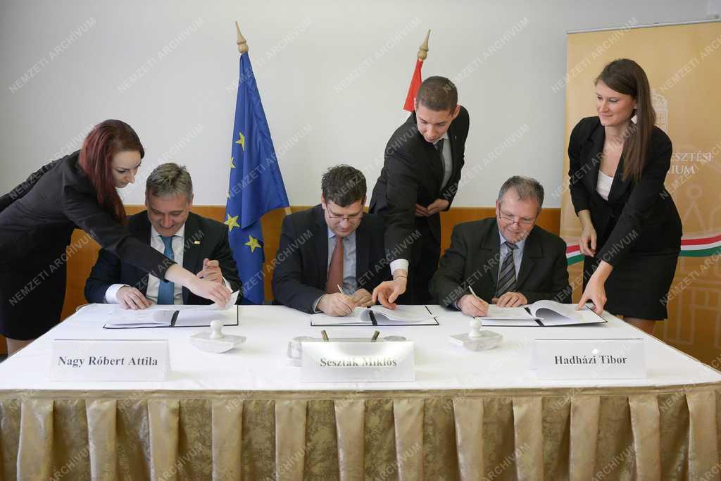Aláírták az útfelújítási program támogatási szerződését