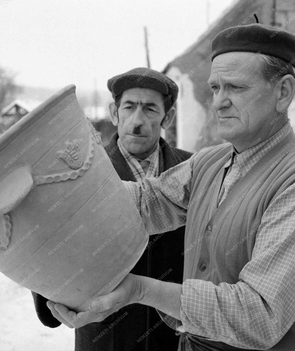 Ipar - Virágcserépgyártó- és égető üzem a jáki Petőfi Tsz-ben