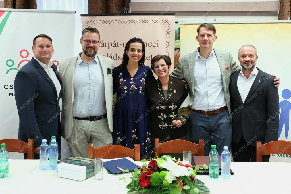 Itthon, együtt, veletek címmel konferencia Topolyán