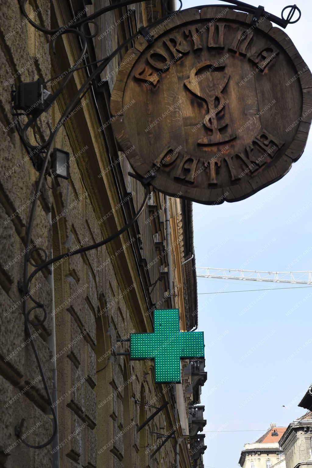 Egészségügy - Budapest - Fortuna Gyógyszertár