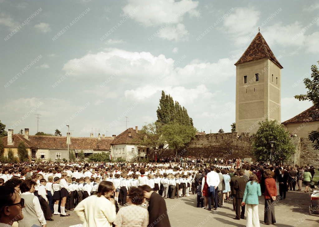 Szervezet - Úttörő- és kisdobosavatás a Jurisics-várnál