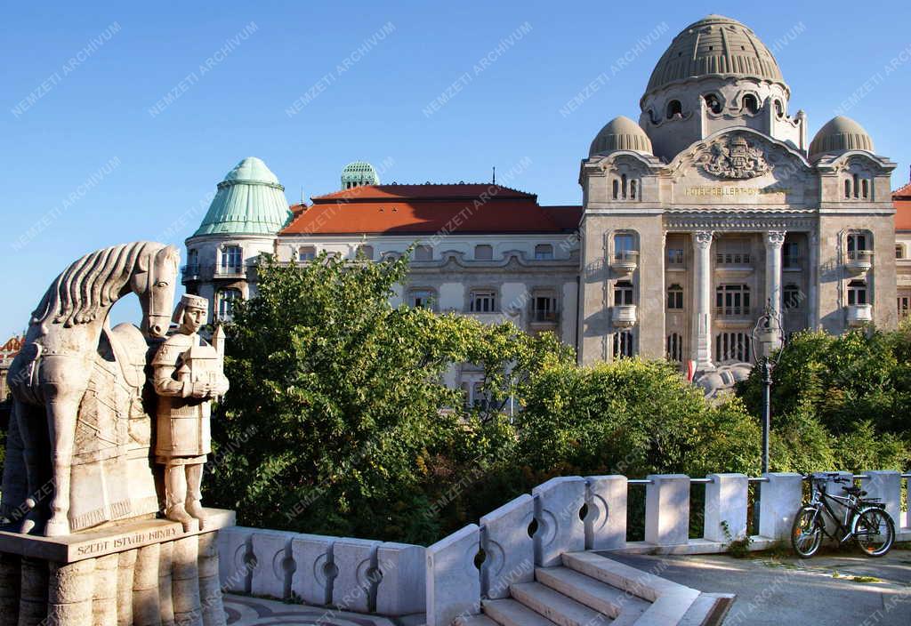 Budapest - Köztéri szobor - Gyógyfürdő
