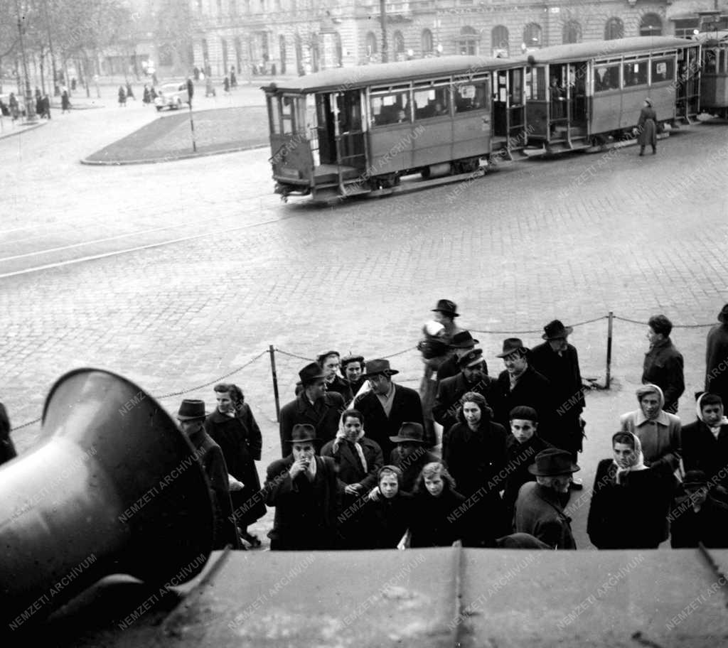 Hallgatják az angol-magyar labdarúgó-mérkőzés rádió-közvetítését
