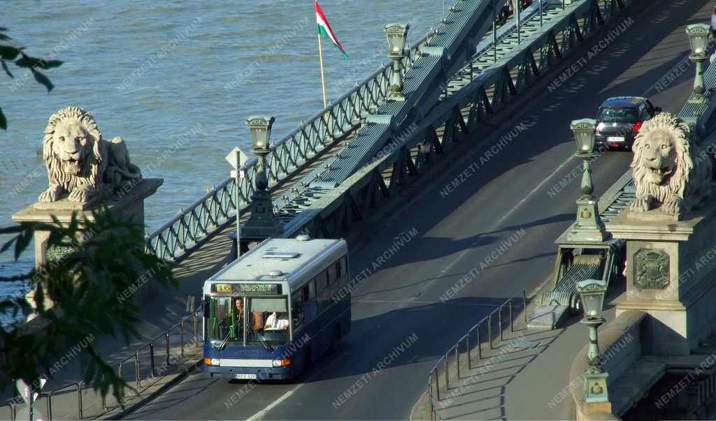 Városkép - Közlekedés - BKV-busz a Lánchídon