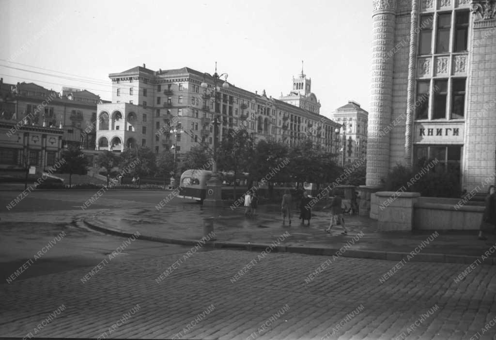 Turizmus - Magyar turisták a Krescsatyikon