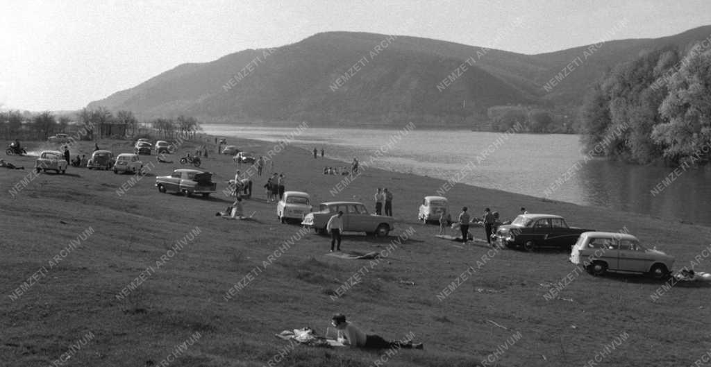 Vasárnapi kirándulók a Dunakanyarban 