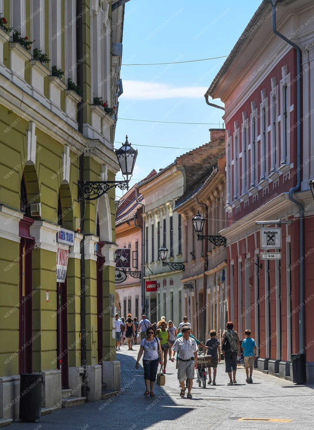 Turizmus - Eger - Városnézők 