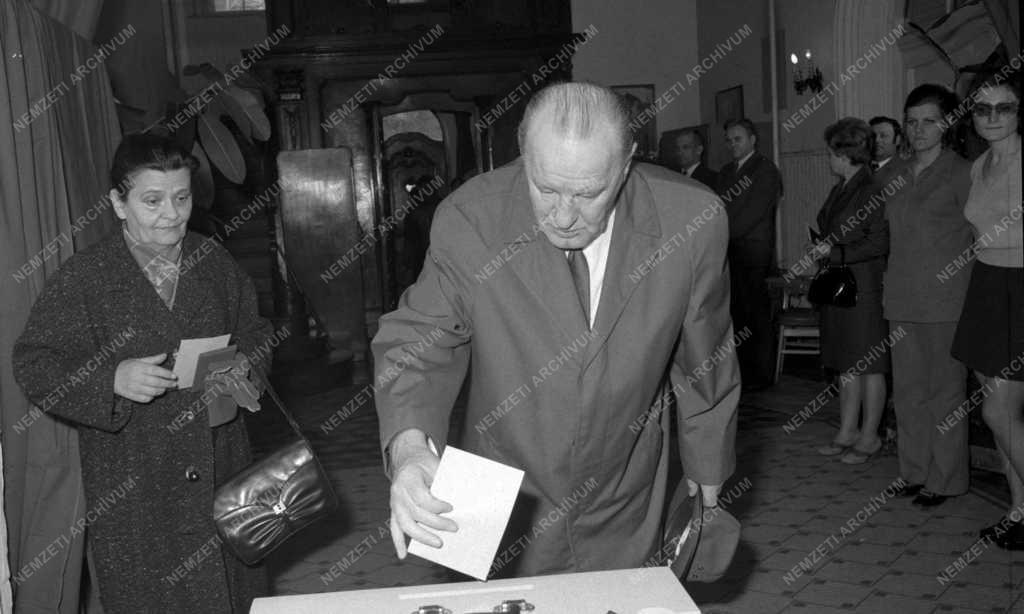Belpolitika - Választás - Kádár János és felesége szavaz